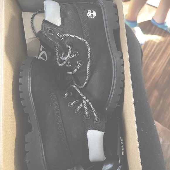 Black timberlands ( size 8 boys toddlers) black and silver (chrome) - Picture 2 of 2